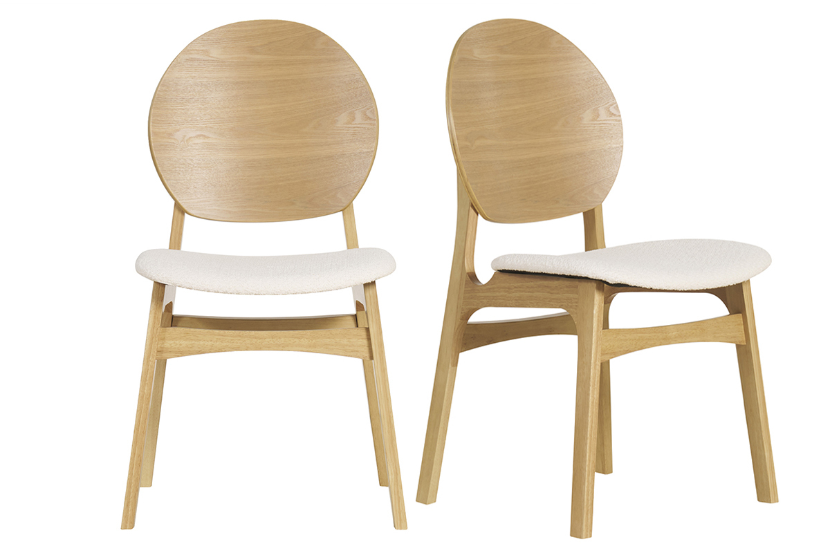 Lot de 2 chaises scandinaves en bois clair avec assise en tissu blanc effet laine boucl�e, vue de face.