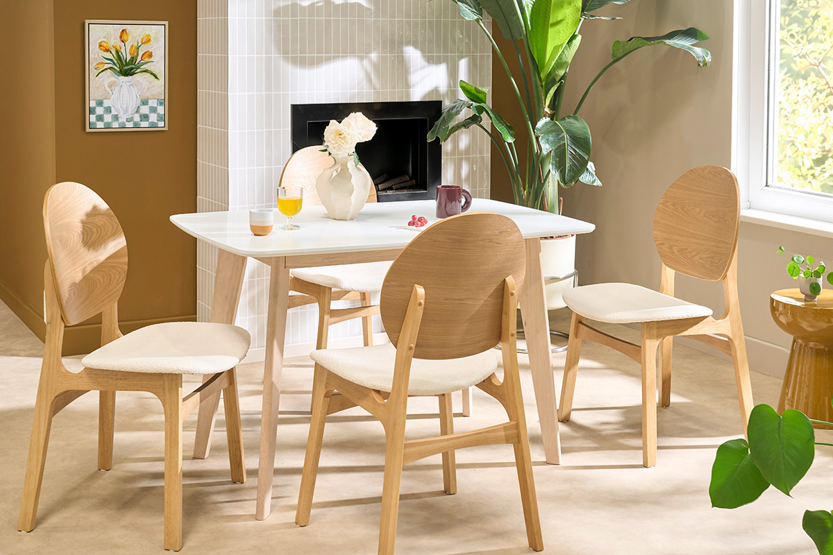 Chaises scandinaves ELTON en bois clair et tissu effet laine boucl�e, autour d'une table � manger.