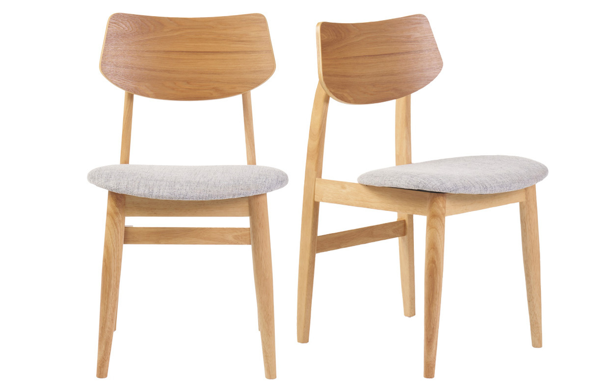 Deux chaises scandinaves en bois clair avec assise en tissu gris, vue de 3/4.