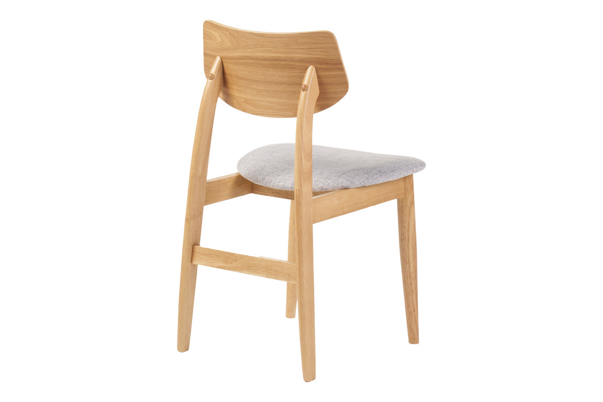 Chaise scandinave en bois clair et tissu gris, vue de dos.