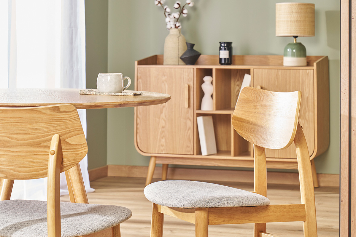 Chaises scandinaves en bois clair et tissu gris autour d'une table en bois, vue int�rieure.