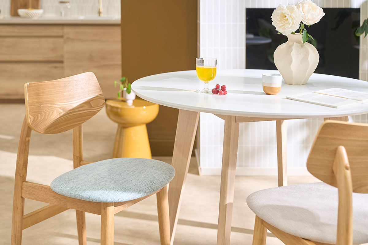 Chaises scandinaves en bois clair et tissu vert c�ladon (lot de 2) ELION