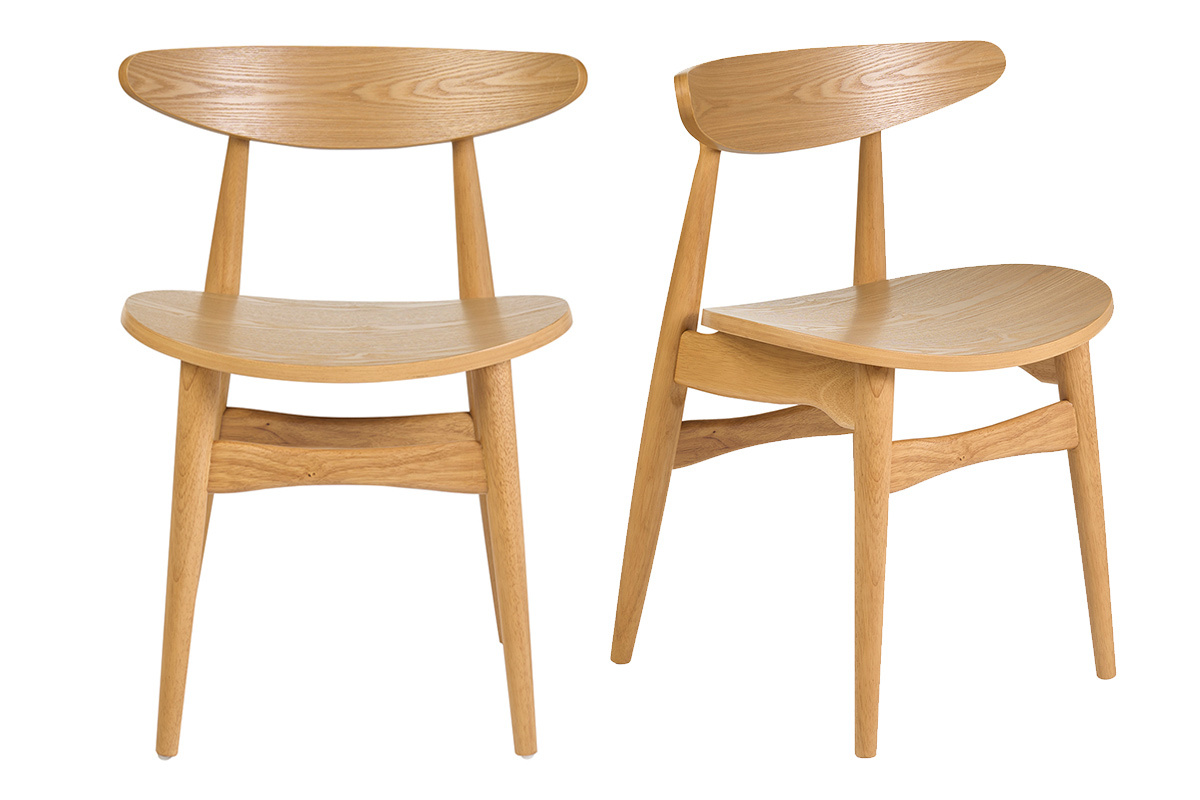 Deux chaises scandinaves en bois clair, vue de face, avec des formes courb�es et pi�tement en h�v�a.