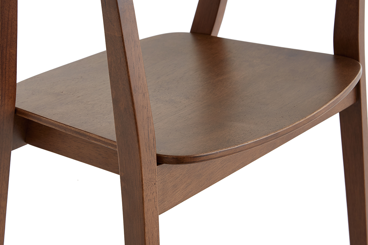 D�tail d'une chaise scandinave BAHIA en bois fonc�, vue de pr�s montrant le si�ge et ses courbes.