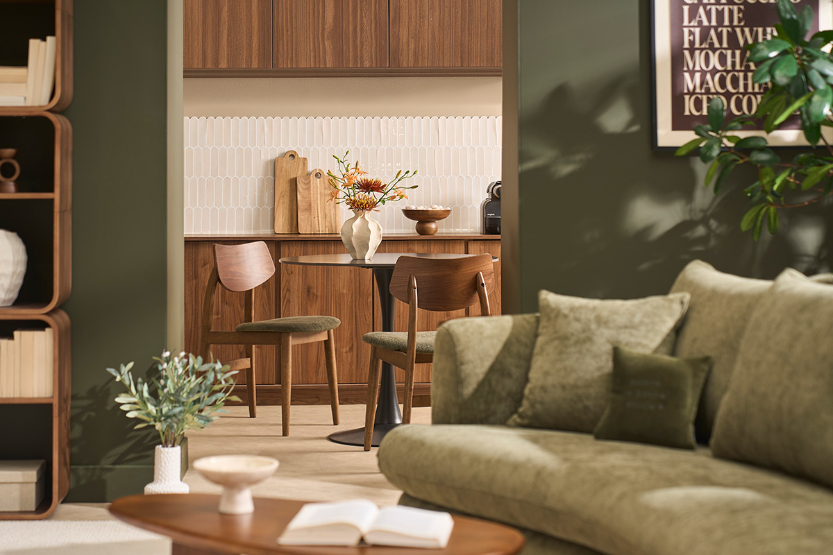 Chaises scandinaves en bois fonc� et tissu vert kaki dans un environnement moderne, vue d'ensemble
