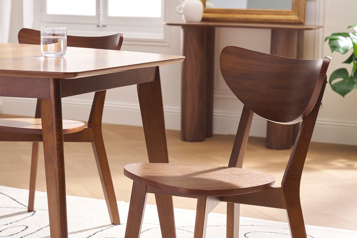 Chaises scandinaves en bois fonc� noyer, vue de pr�s, avec table � manger.