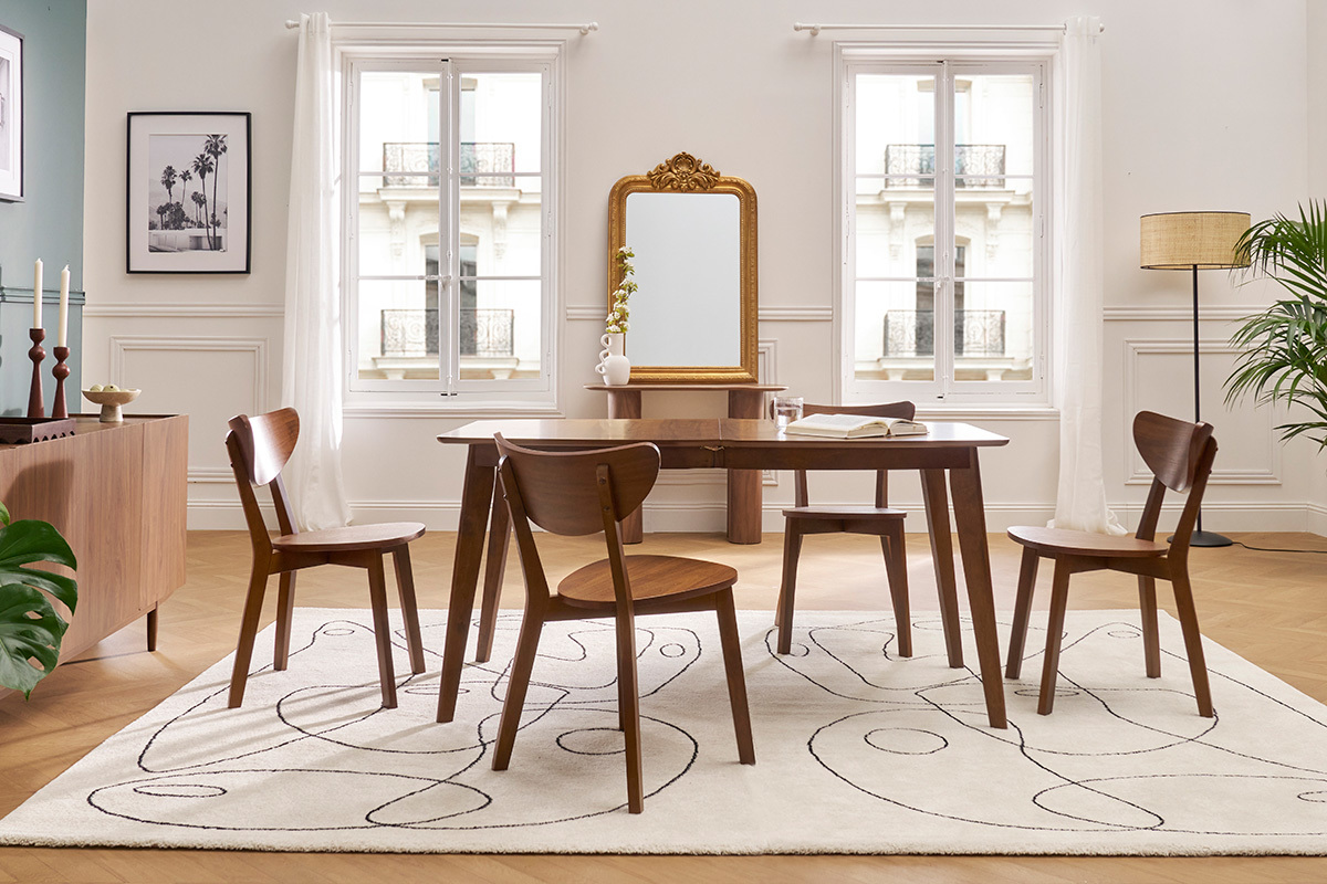 Lot de 2 chaises scandinaves en bois fonc� noyer, vue d'ensemble dans une salle � manger