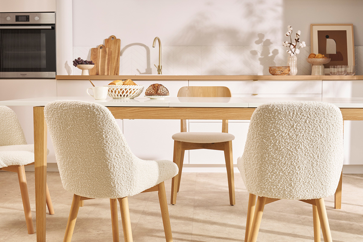 Chaises scandinaves en tissu effet laine boucl�e blanc et bois clair massif (lot de 2) HOLO