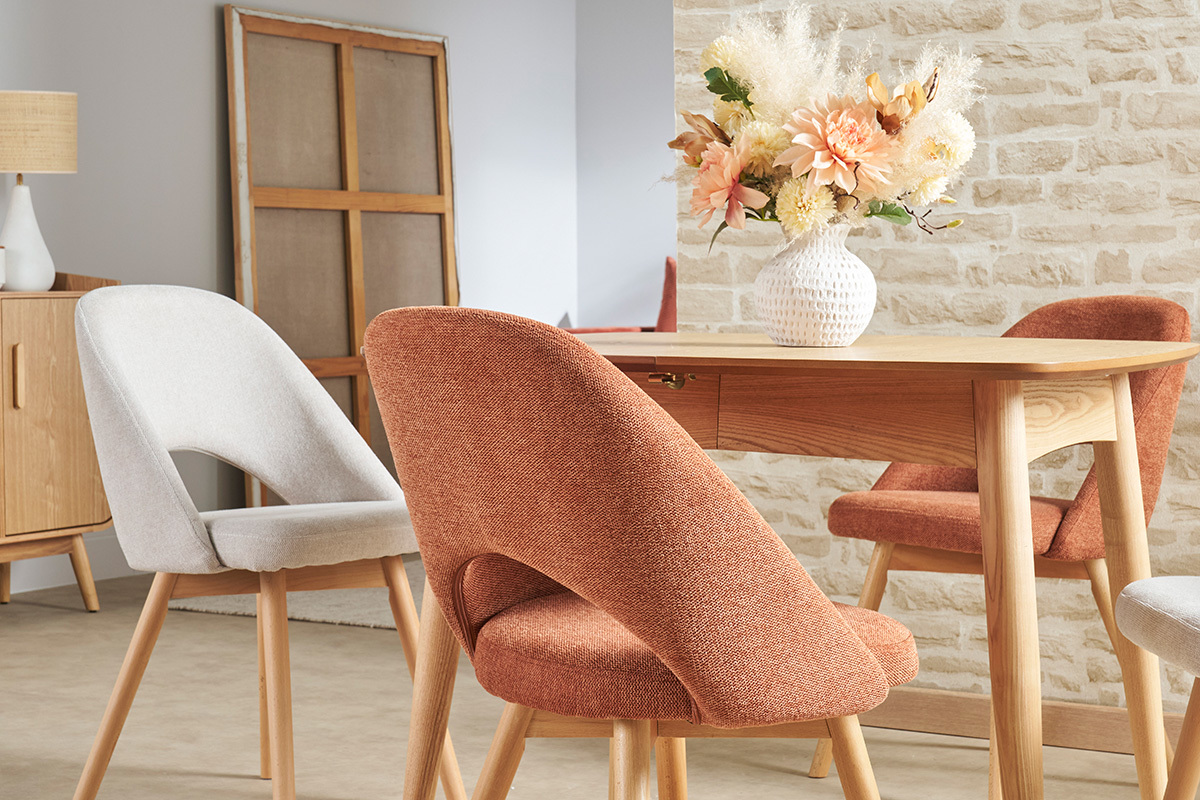 Chaises scandinaves en tissu effet velours textur� beige et bois clair (lot de 2) COSETTE