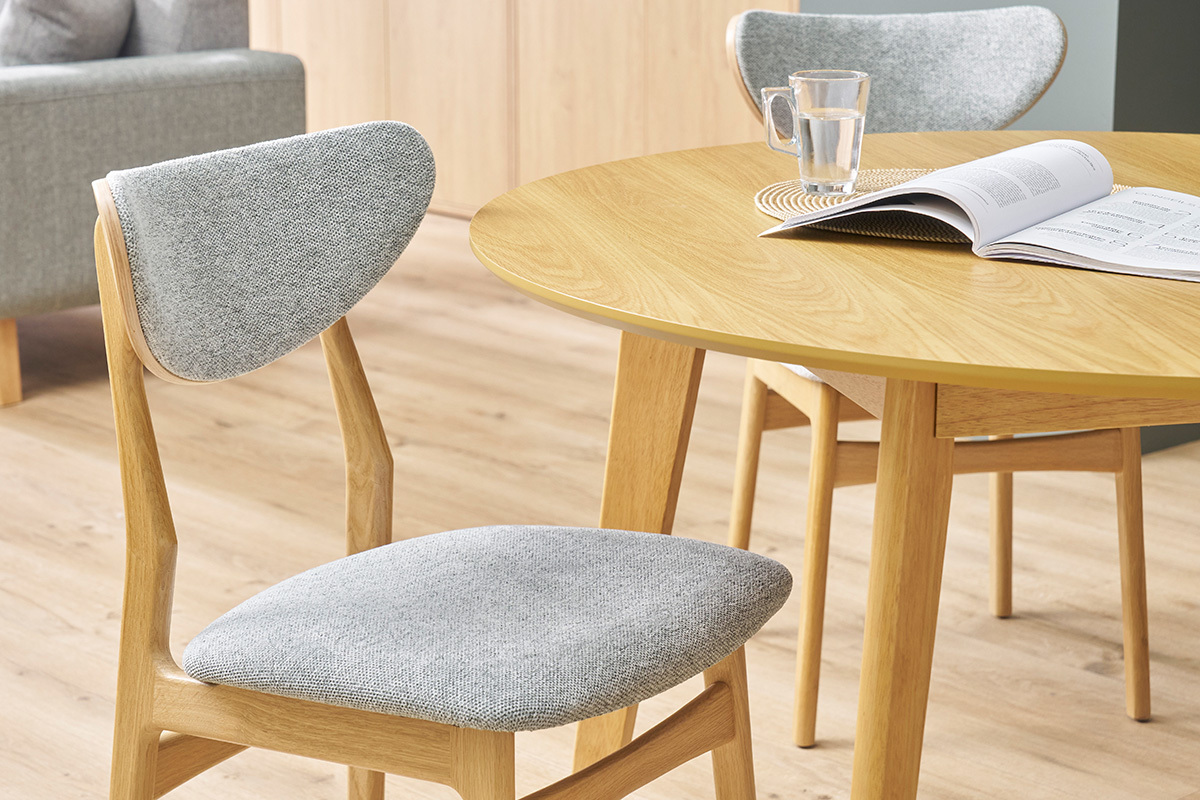 Chaises scandinaves en tissu effet velours textur� gris chin� et bois clair ch�ne massif (lot de 2) MAYA