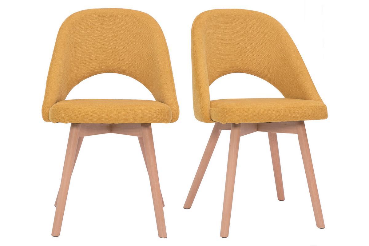 Paire de chaises scandinaves en tissu jaune moutarde et bois clair, vue de face.