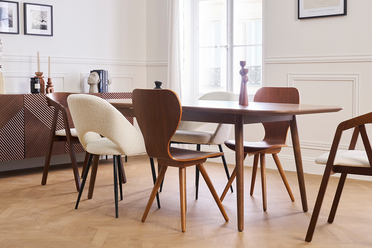 Chaises NORDECO en bois fonc� autour d'une table de salle � manger, vue de profil.