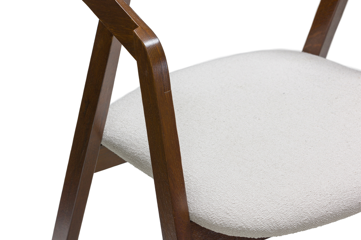 Chaises vintage empilables en bois teint� noyer et tissu effet laine boucl�e blanc (lot de 2) LOVA