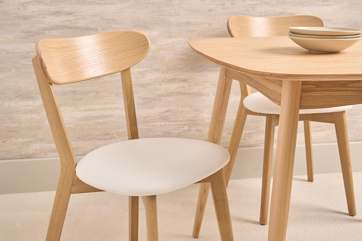 Chaises vintage DOVE en bois clair chalenge avec assise blanche, vue de pr�s.