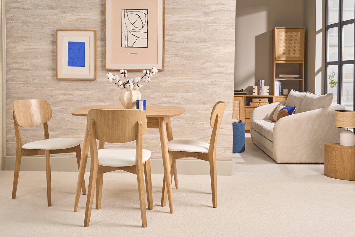 Chaises vintage LUCIA en bois clair et blanc, entourant une table dans un int�rieur scandinave.
