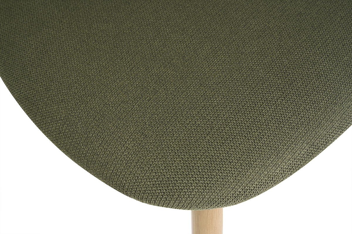 Zoom sur l'assise rembourr�e en tissu vert kaki des chaises DOVE en bois clair.
