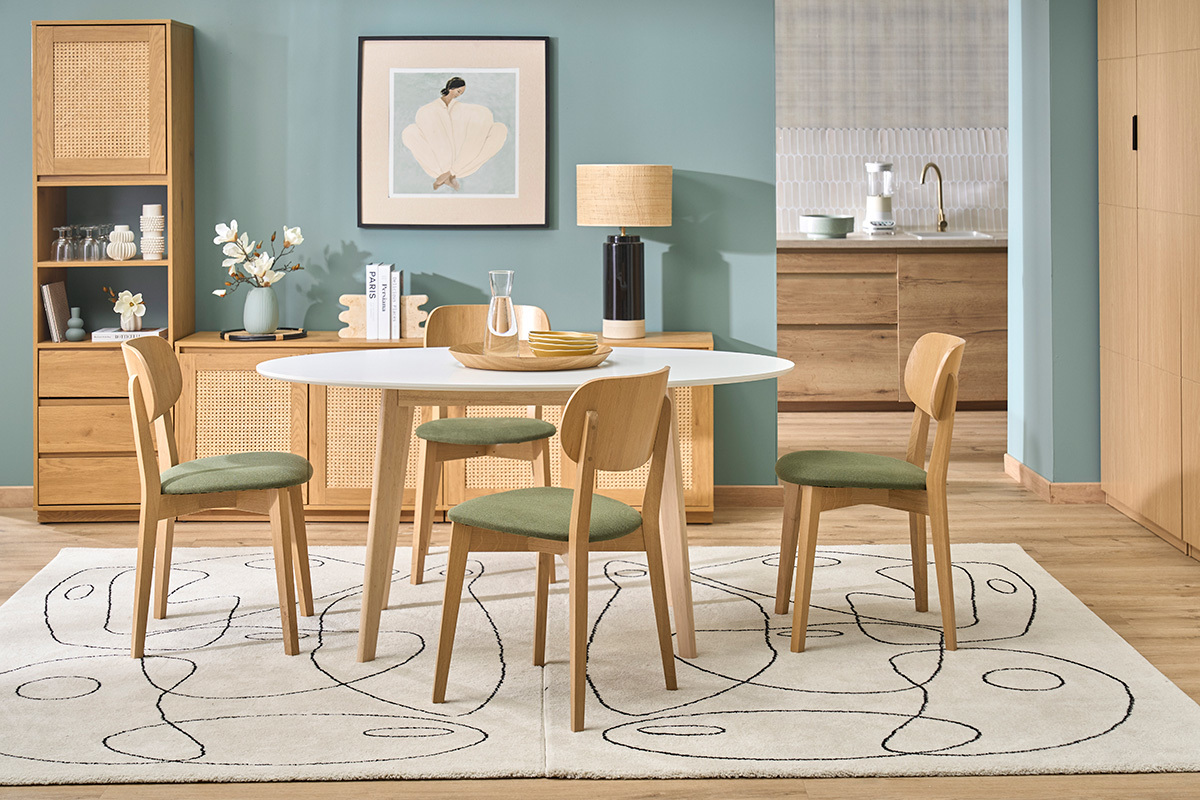 Chaises vintage en bois clair ch�ne avec assise en velours vert kaki, vue d'ensemble dans un int�rieur moderne.