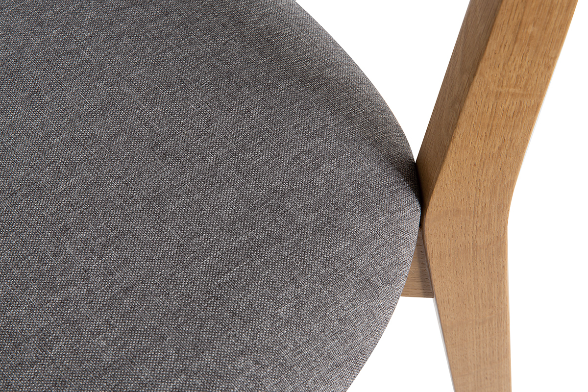 Gros plan sur l'assise en tissu gris clair et le dossier en contreplaqu� ch�ne d'une chaise vintage.