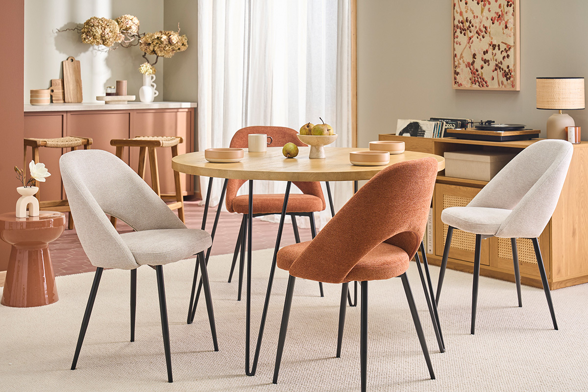 Chaises beige en tissu effet velours, pieds m�tal noir, autour d'une table ronde.