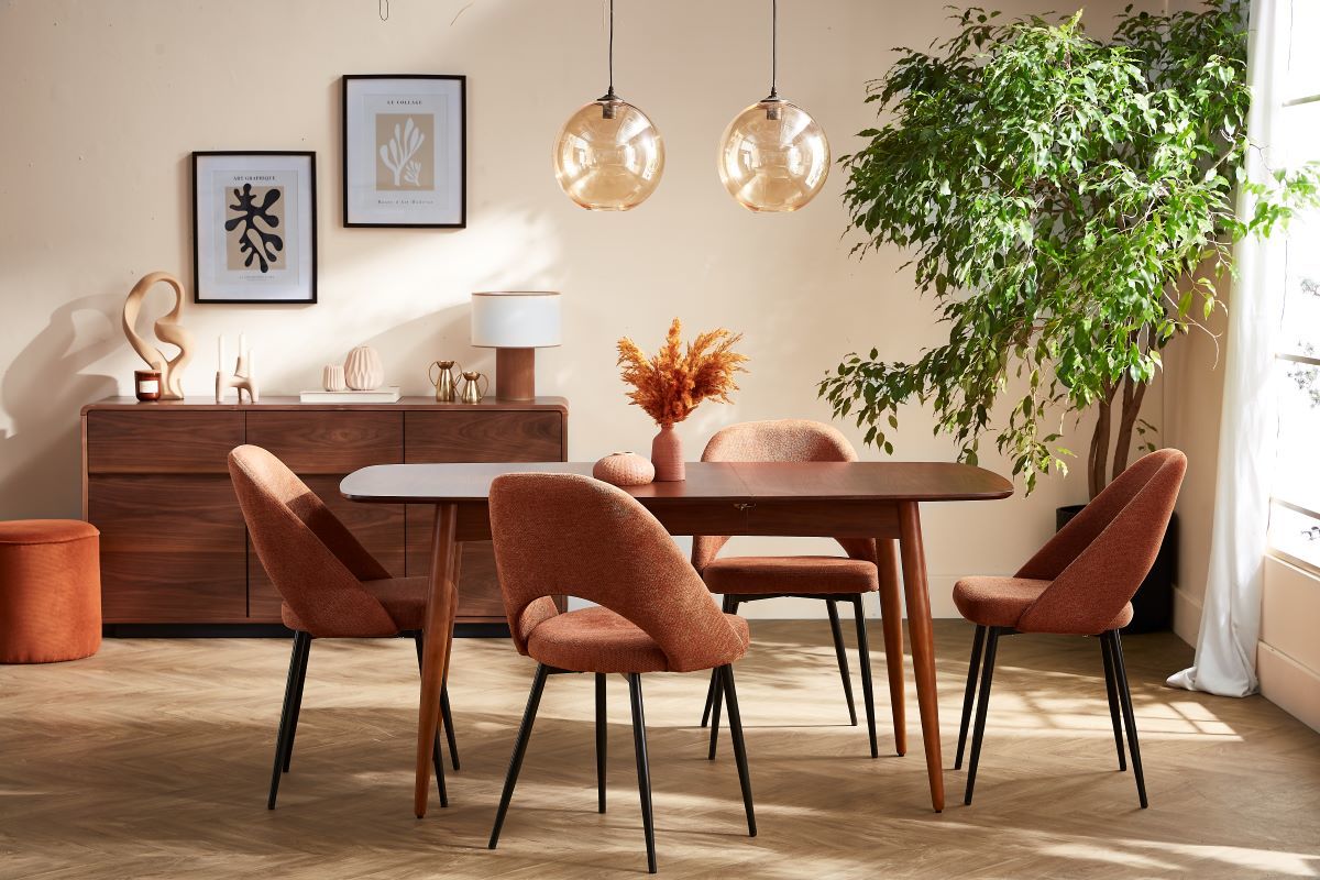 Chaises COSETTE en tissu terre br�l�e et m�tal noir autour d'une table en bois.
