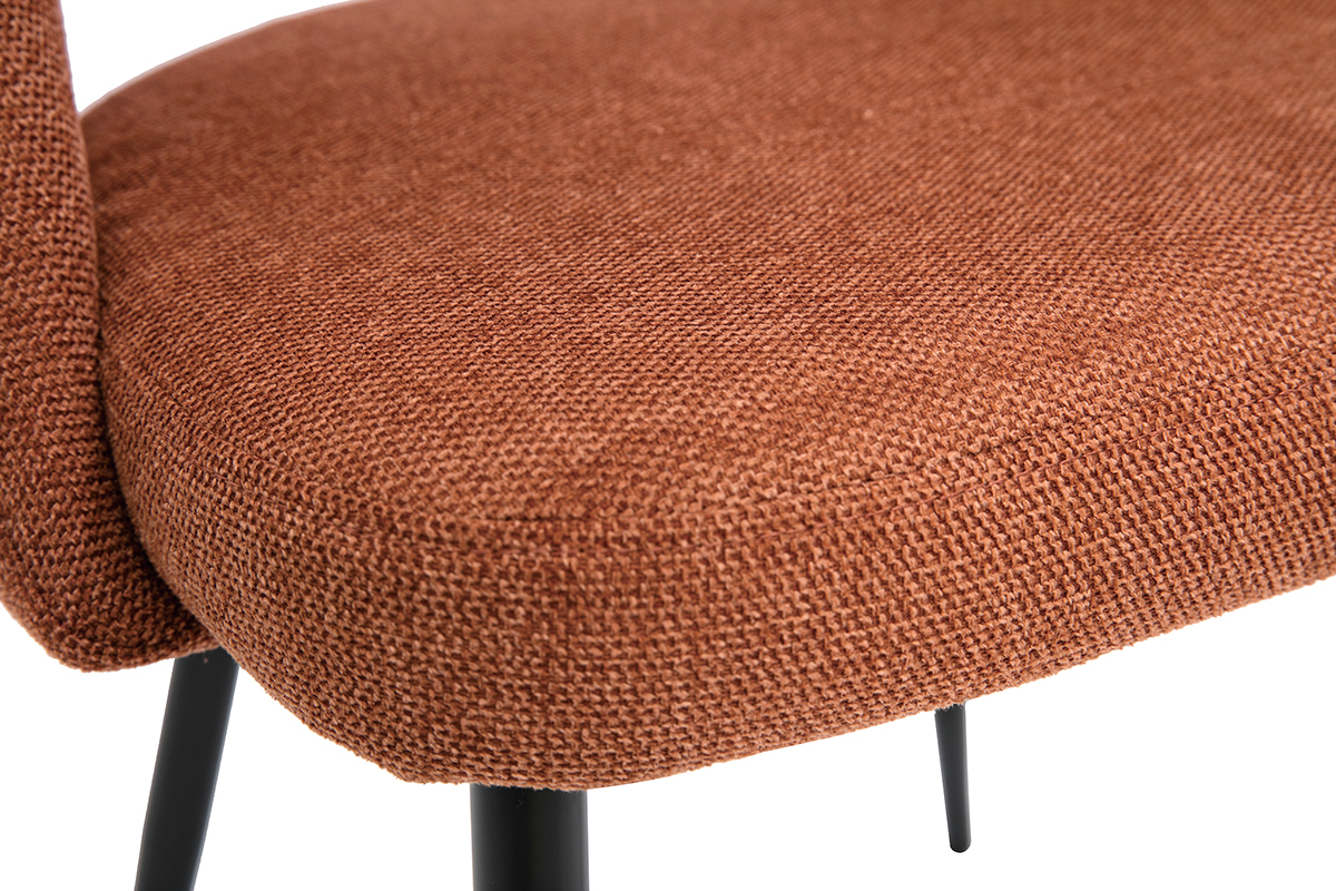 Gros plan sur une chaise en tissu effet velours textur� terre br�l�e et pieds en m�tal noir.