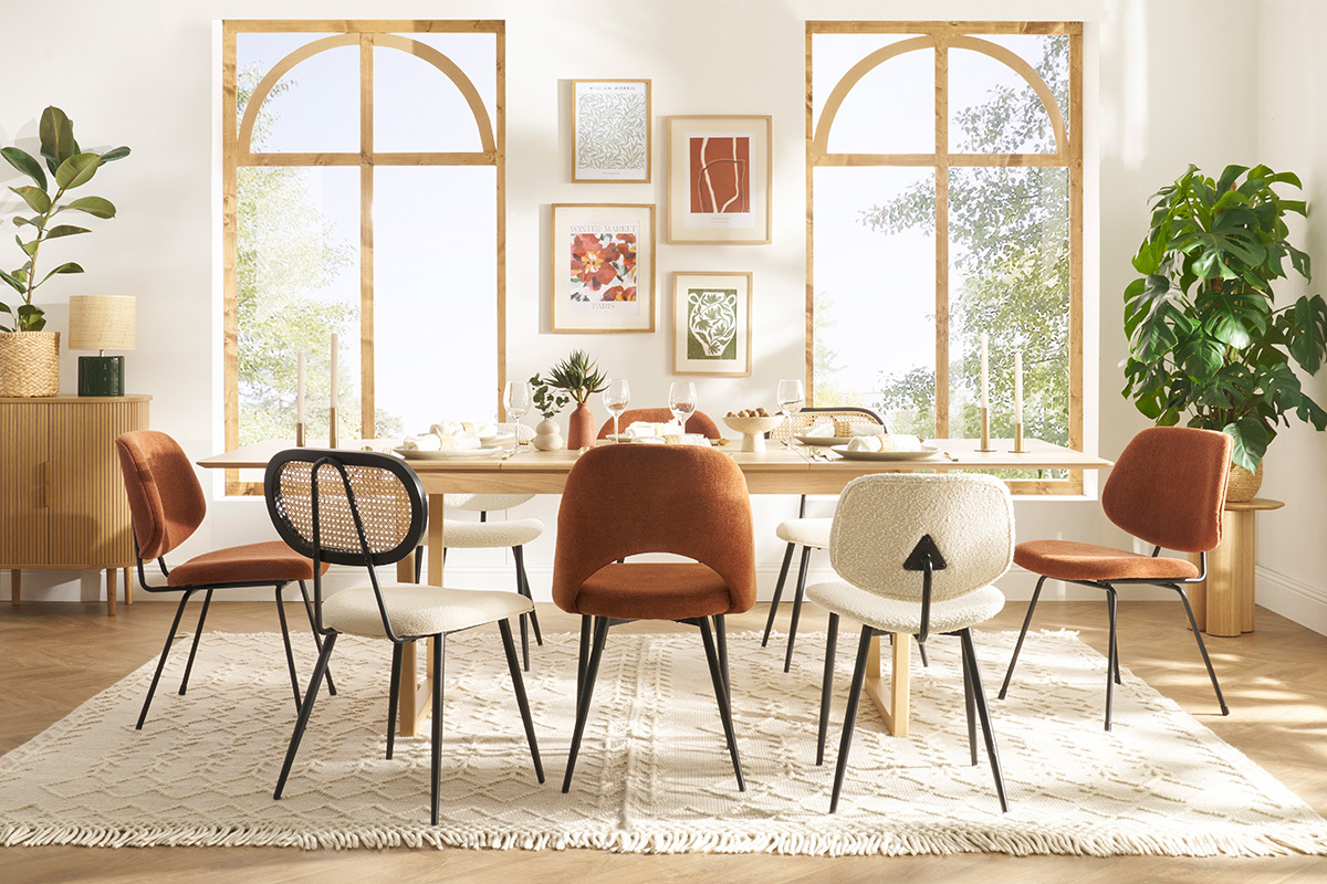 Salle � manger avec chaises vintage effet velours terre br�l�e autour d'une table en bois.