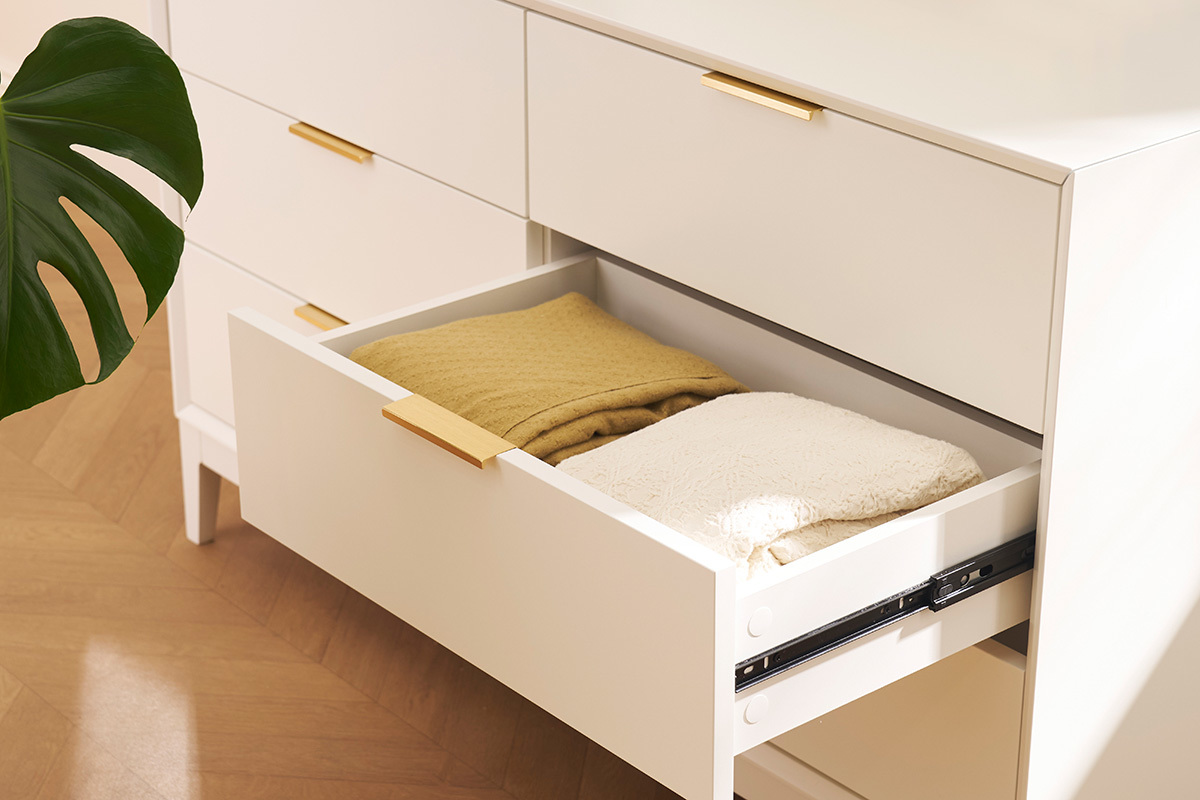 Commode blanche mat et m�tal dor� 6 tiroirs L120 cm GIANA