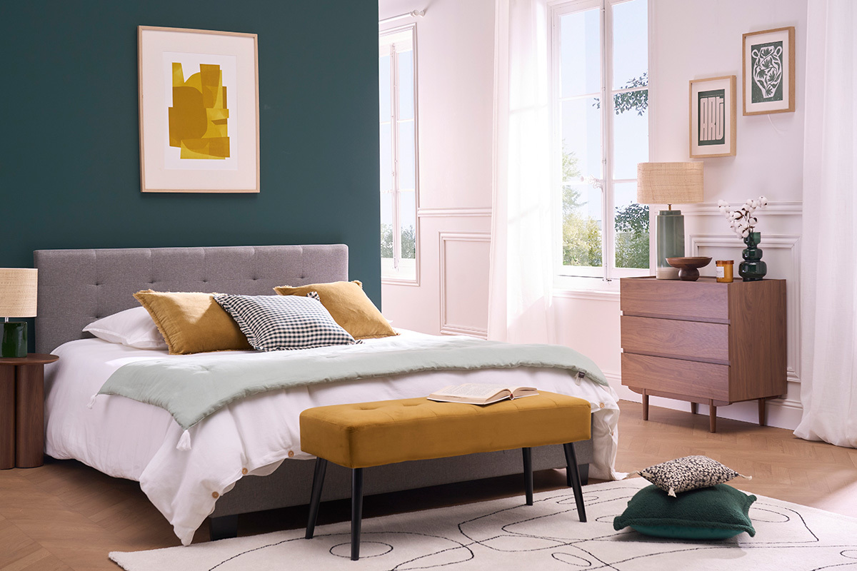 Chambre avec commode en bois fonc� noyer SANAA � trois tiroirs, vue de c�t�.