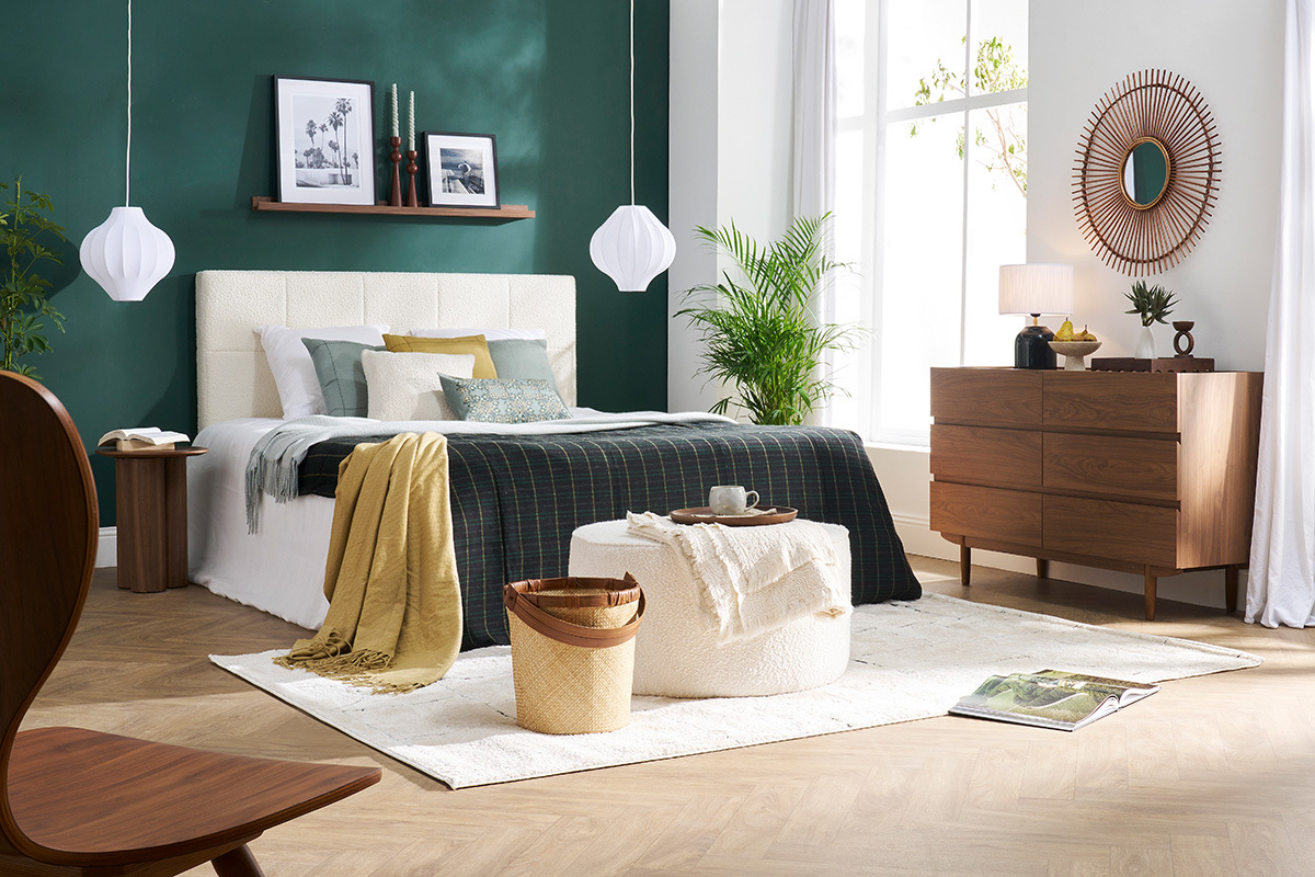 Chambre avec commode en bois fonc� � 6 tiroirs, d�co moderne.