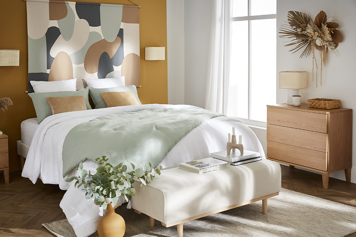 Chambre color�e avec commode scandinave en bois clair � trois tiroirs.
