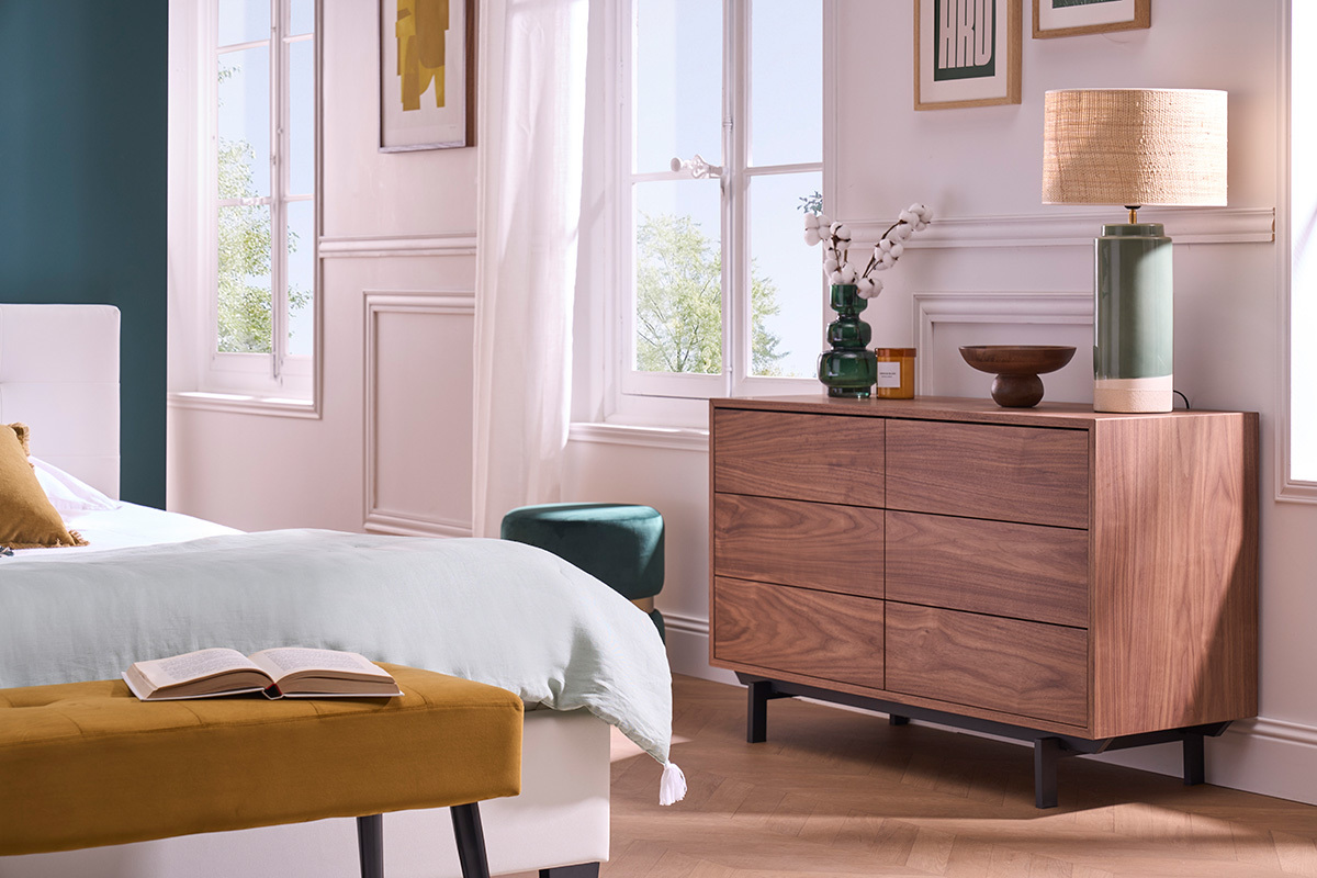 Commode bois fonc� et m�tal noir, 6 tiroirs, vue de c�t� dans une chambre lumineuse.