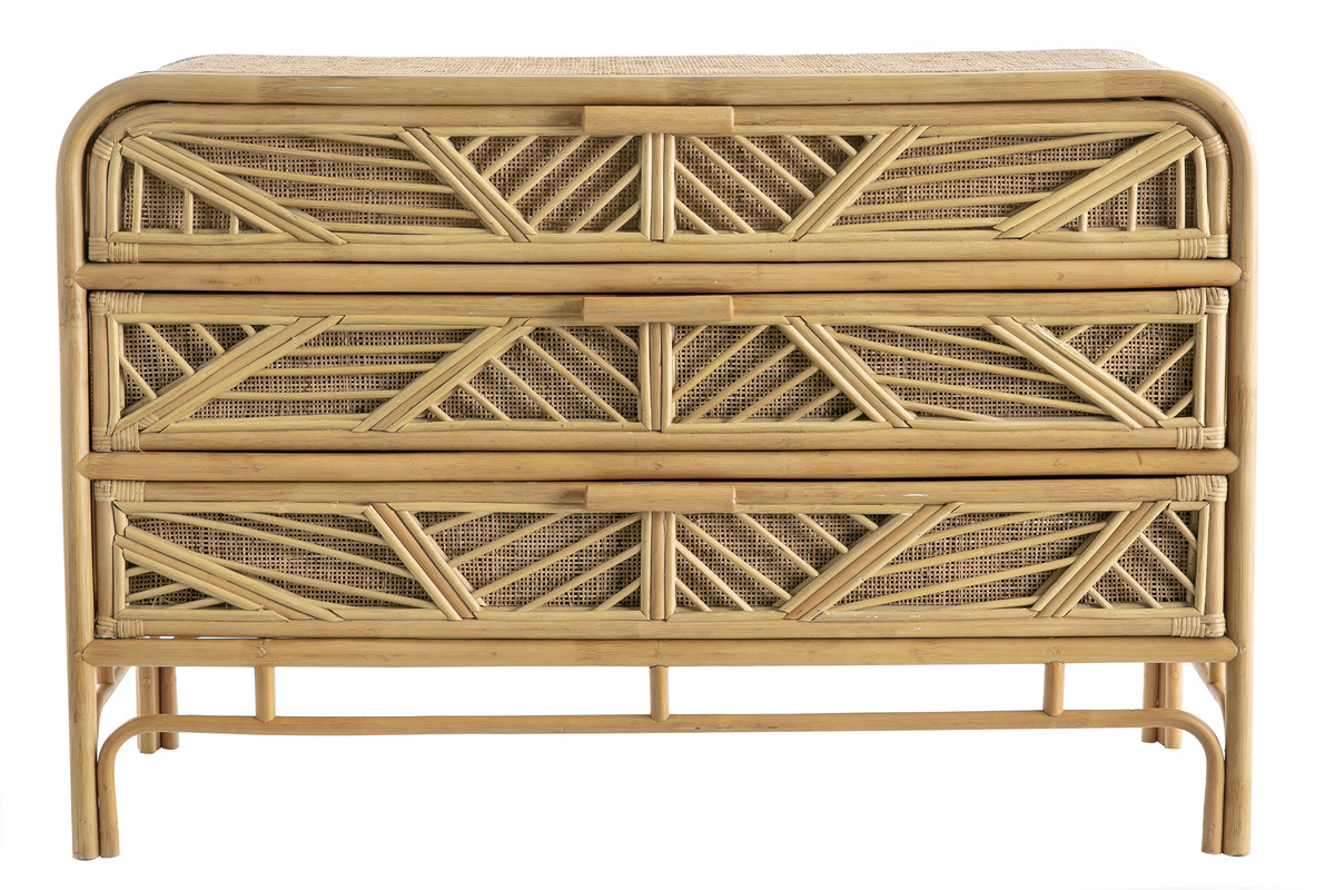Commode vintage en rotin avec trois tiroirs et motifs en cannage, vue de face.