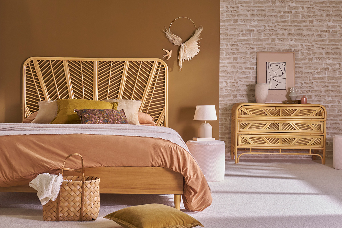 Chambre avec commode vintage en rotin � 3 tiroirs, lit assorti, d�coration murale.