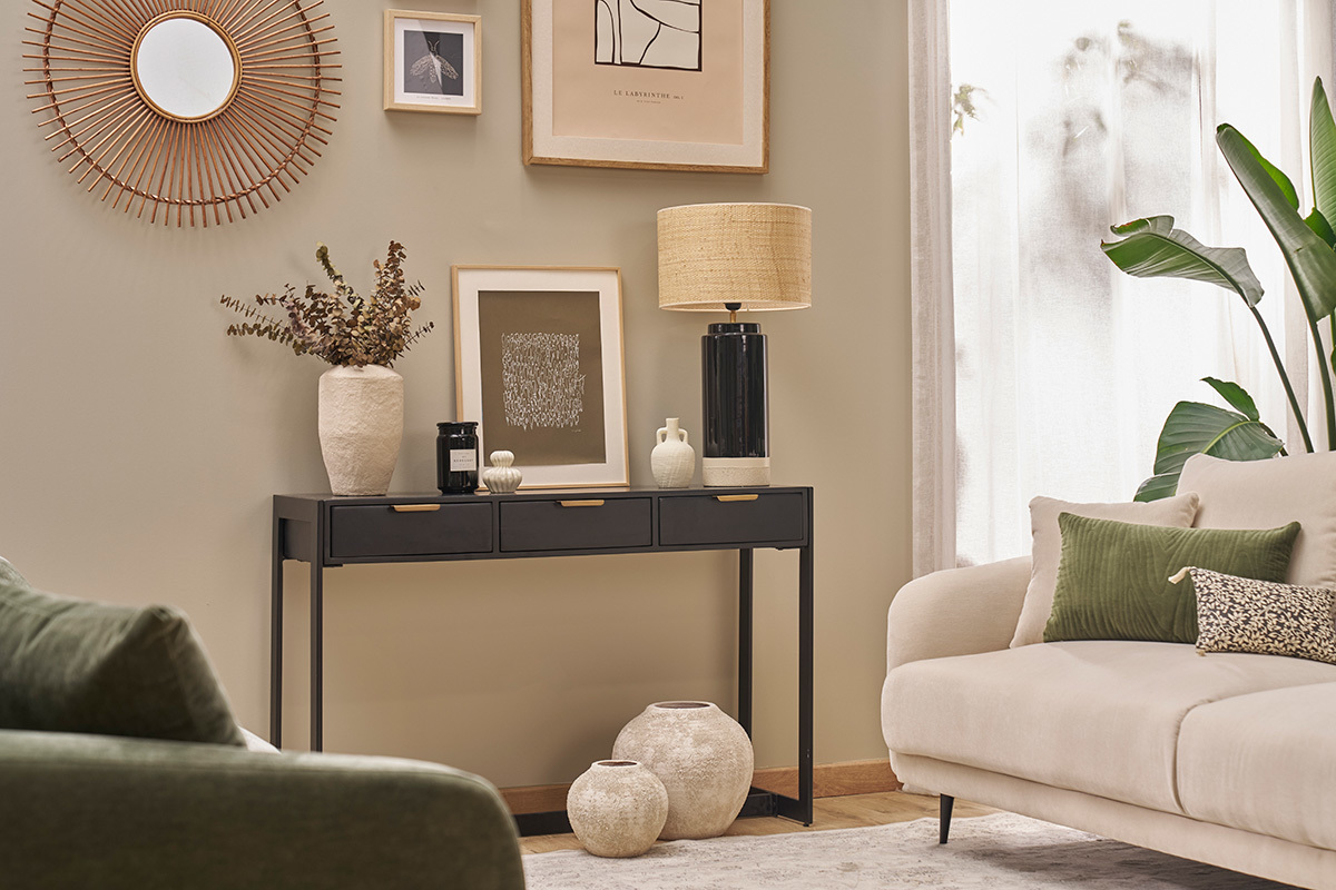 Console noire � 3 tiroirs en m�tal, d�cor�e de vases et lampe, vue d'int�rieur.