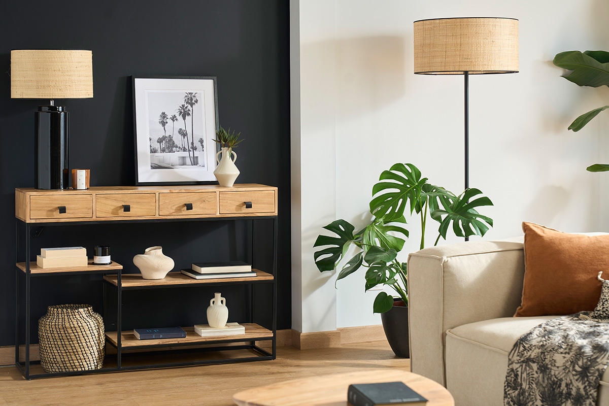 Console en bois et m�tal avec 4 tiroirs, d�cor�e avec objets, plantes et lampe.
