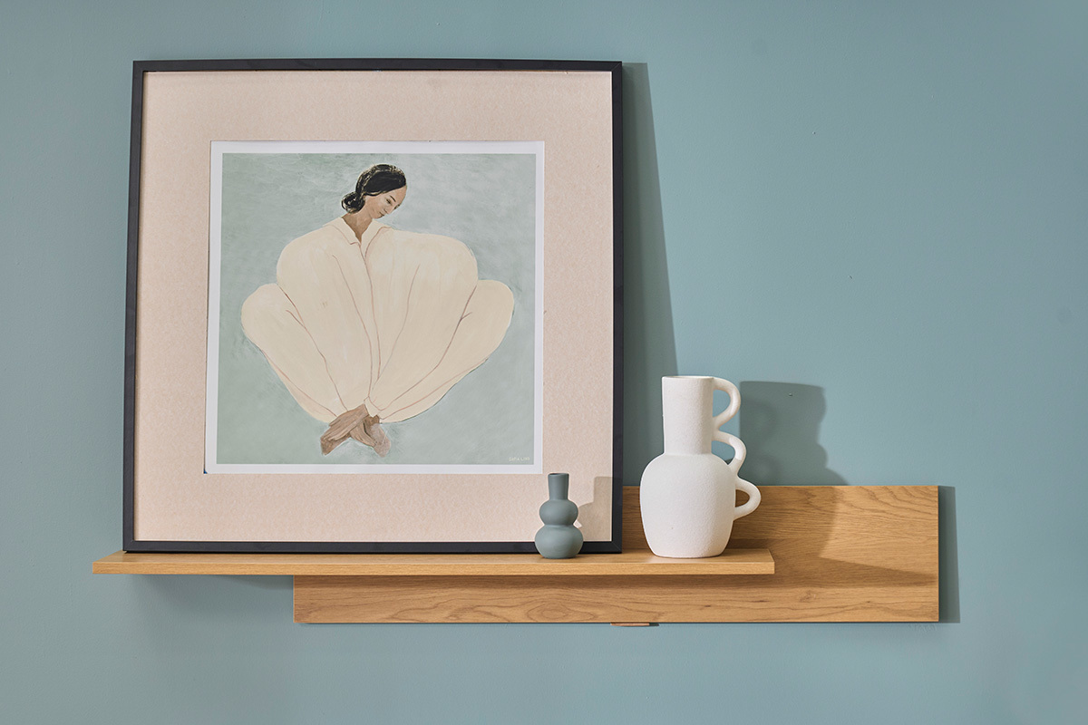 �tag�re murale en bois clair ch�ne, vue de profil avec objets d�coratifs sur le plateau.