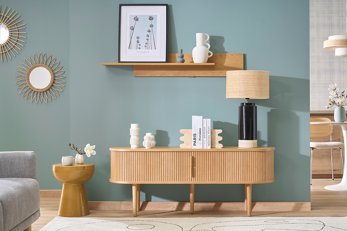 �tag�re murale en bois clair ch�ne sur un mur, avec objets de d�coration et meuble en dessous