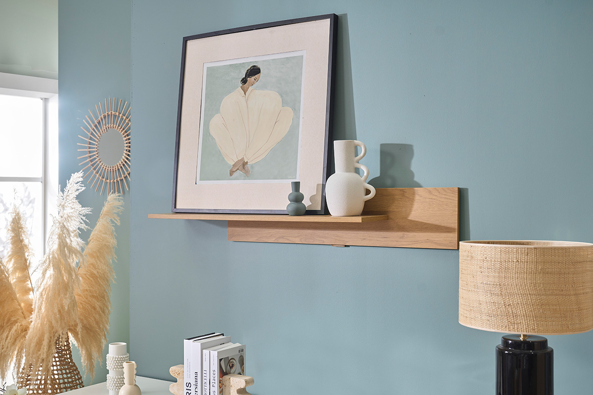 �tag�re murale en bois clair ch�ne L120 cm avec objets d�coratifs, vue de c�t�.