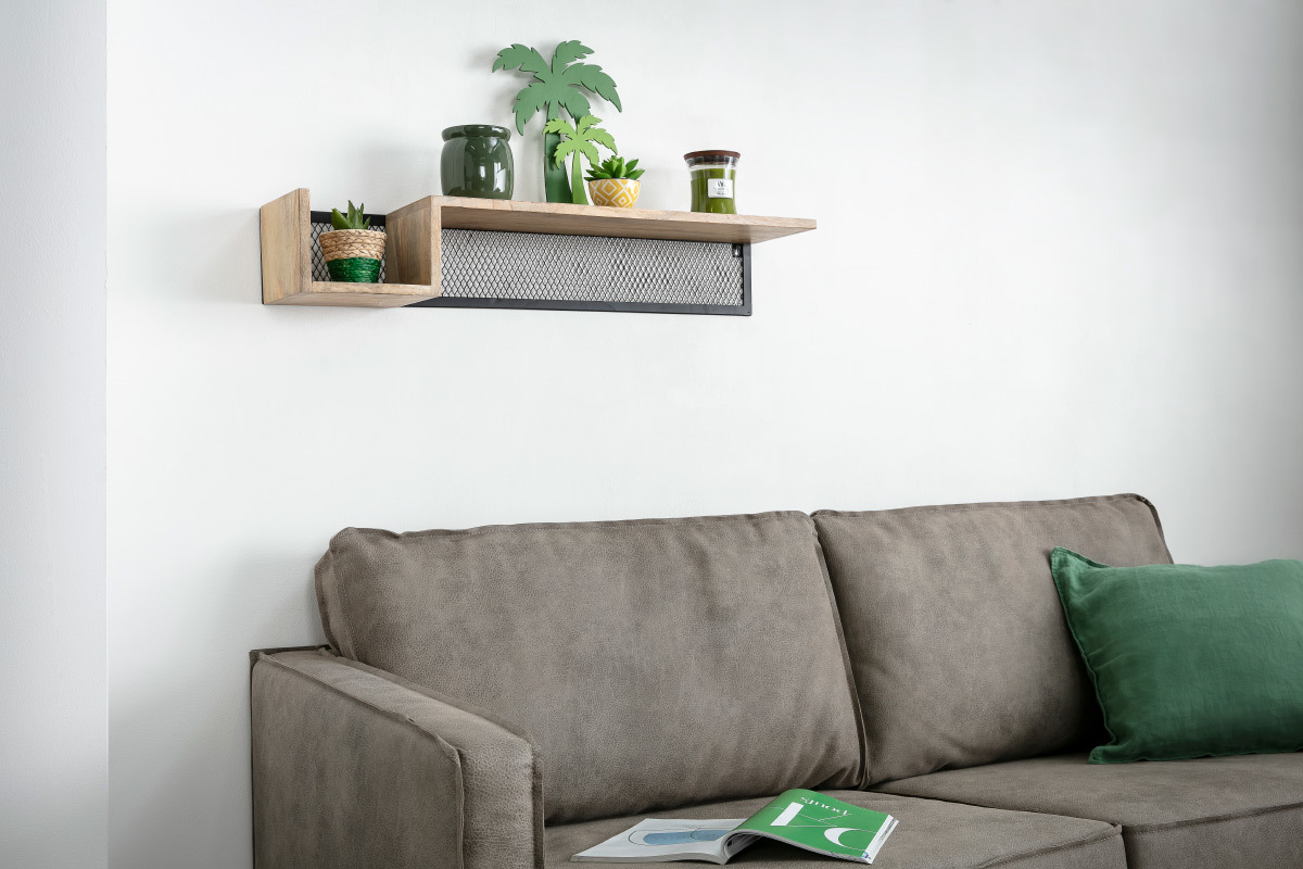�tag�re murale en bois manguier et m�tal noir, plantes et objets d�co, vue de c�t�.
