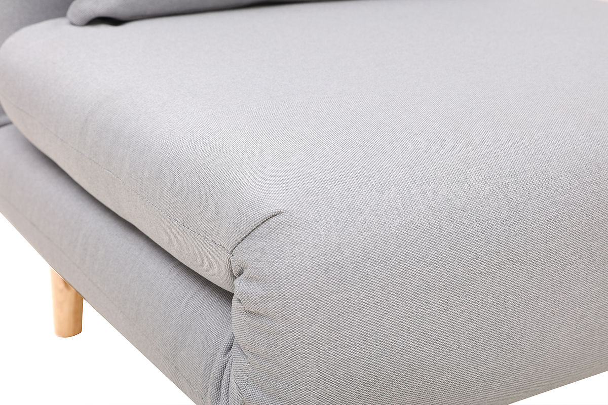 D�tail tissu gris clair du fauteuil convertible AMIKO avec pieds en bois clair.