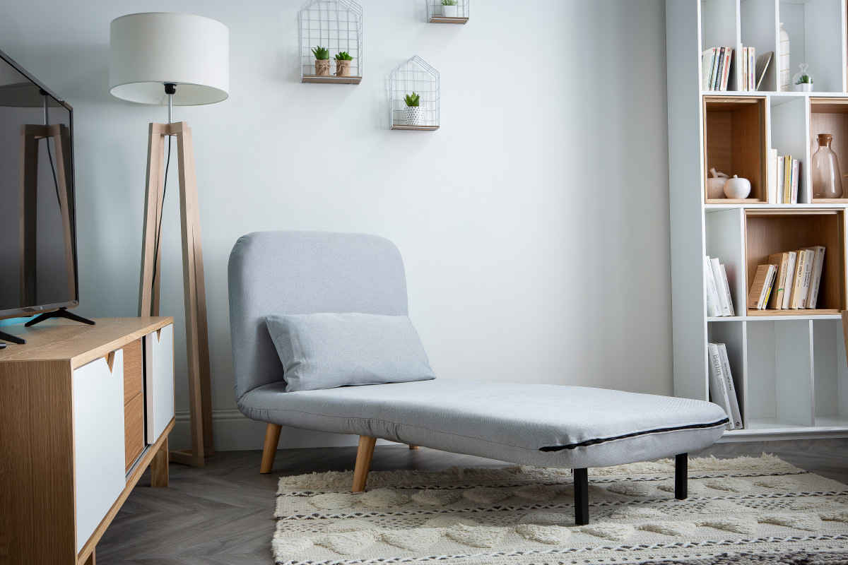 Fauteuil convertible scandinave en tissu gris fonc� et bois clair AMIKO