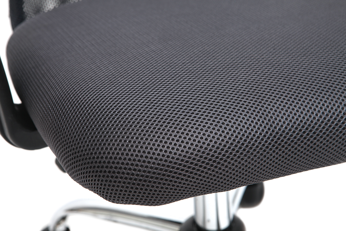 Gros plan sur le rev�tement en mesh gris du fauteuil de bureau PLUZ avec structure en acier chrom�.