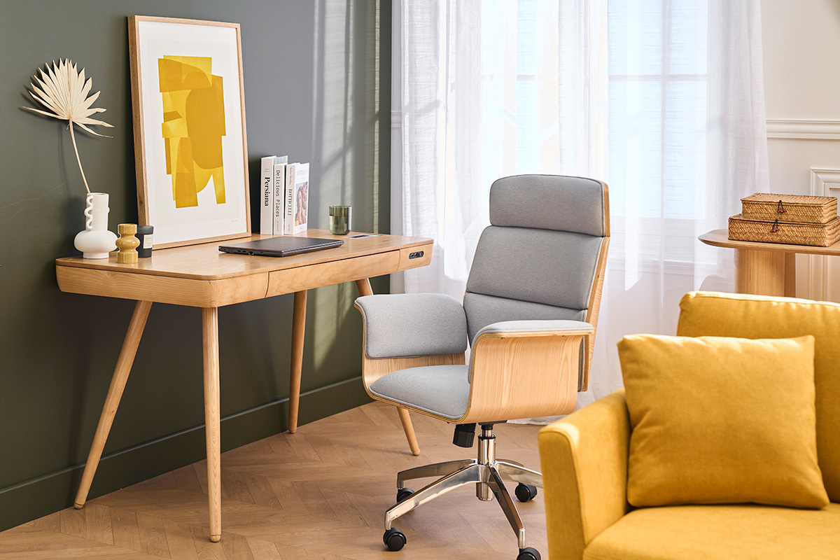 Fauteuil de bureau ELON en tissu gris et bois clair, vue de 3/4 pr�s d'un bureau en bois.