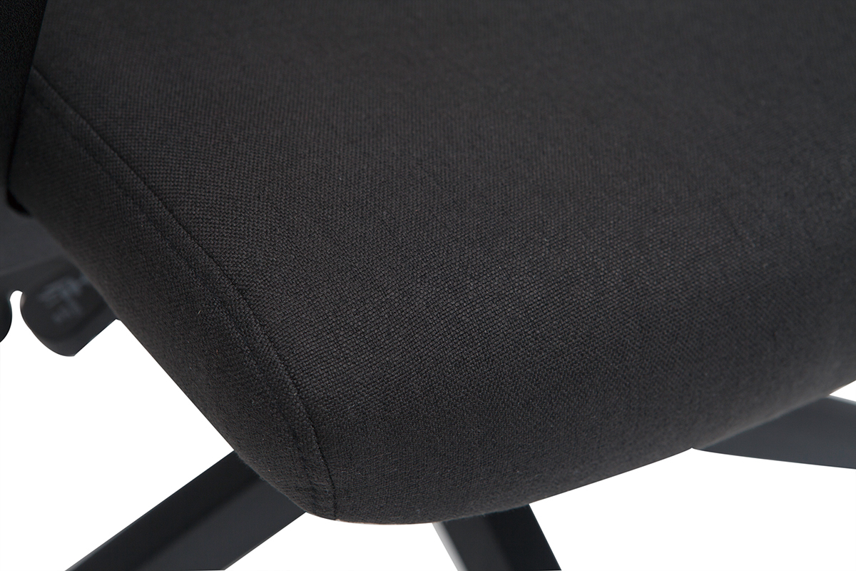 Gros plan sur l'assise en tissu noir du fauteuil de bureau CHUCK.