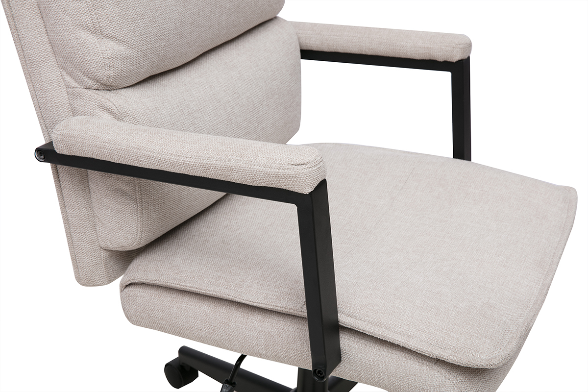 Fauteuil de bureau en tissu beige avec accoudoirs et roulettes, vue de c�t�