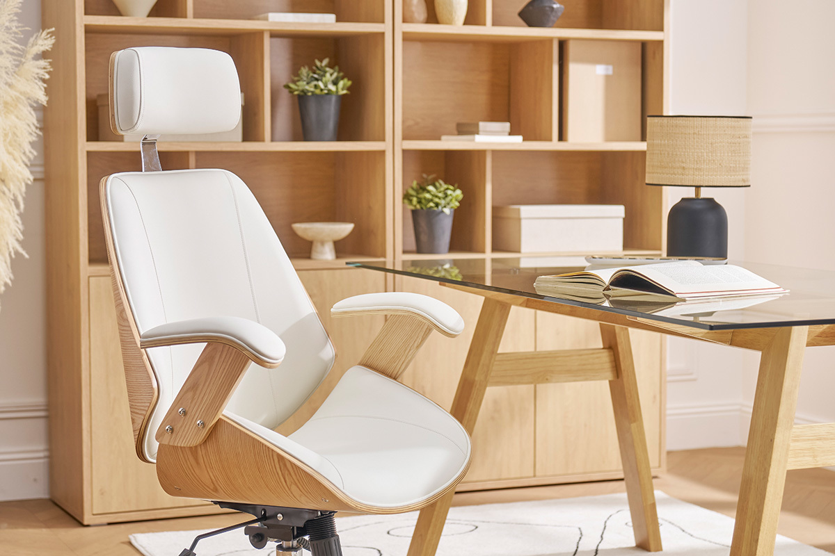 Fauteuil de bureau blanc avec accoudoirs en bois, appui-t�te, devant une table en bois.