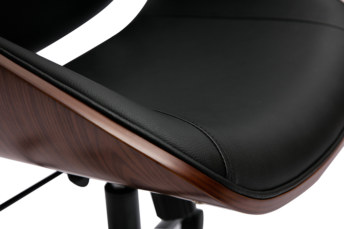 Gros plan d'un fauteuil de bureau design noir avec structure en bois fonc� et m�tal noir.
