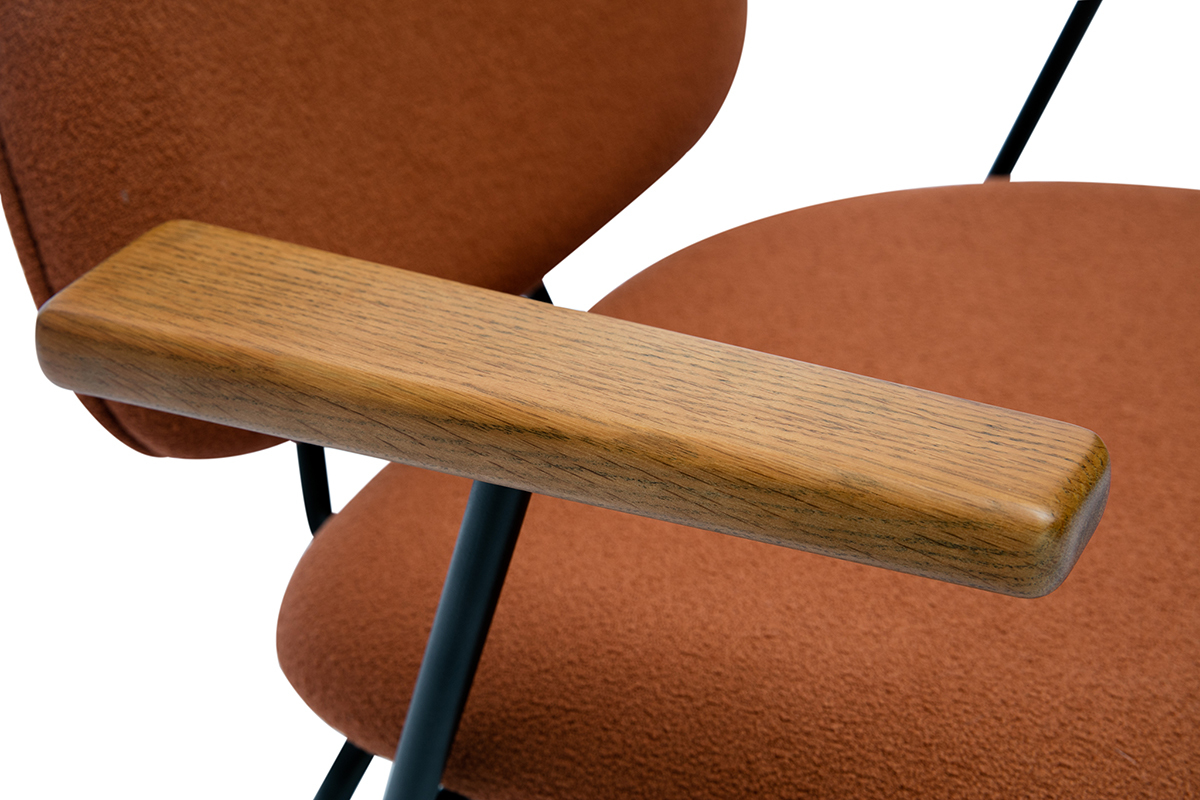 Fauteuil design en tissu effet laine boucl�e terre br�l�e, m�tal noir et bois fonc� BARNET