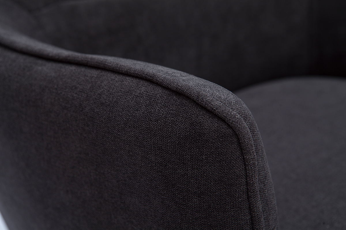 D�tail du fauteuil design en tissu effet velours gris fonc�, vue rapproch�e de l'accoudoir.
