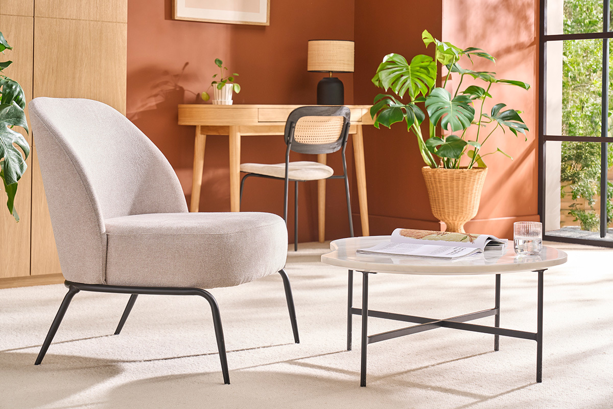 Fauteuil design en tissu effet velours textur� beige et m�tal noir BREGO